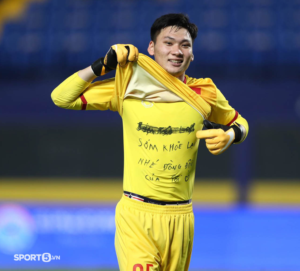 U23 Việt Nam ghi siêu phẩm vào lưới Thái Lan, thủ môn cởi áo ăn mừng với thông điệp ý nghĩa - Ảnh 5.
