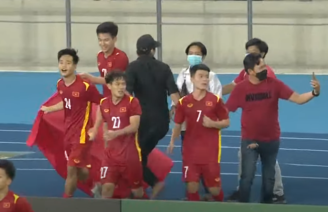 CĐV Việt Nam tràn xuống ăn mừng chức vô địch, đại náo sân quốc gia Campuchia - Ảnh 5.