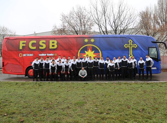 Đội bóng giàu truyền thống nhất bậc nhất Romania, cử xe buýt chuyên dụng đến giải cứu công dân ra khỏi Ukraine - Ảnh 1.