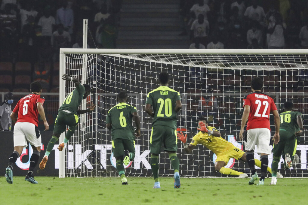 Mane từ tội đồ hóa người hùng trong loạt &quot;đấu súng&quot;, Senegal hạ gục Ai Cập của Salah để lần đầu vô địch Cúp châu Phi - Ảnh 4.