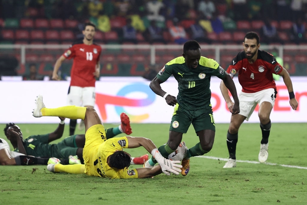 Mane từ tội đồ hóa người hùng trong loạt &quot;đấu súng&quot;, Senegal hạ gục Ai Cập của Salah để lần đầu vô địch Cúp châu Phi - Ảnh 8.