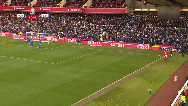 Hooligan Leicester lao vào sân đấm túi bụi cầu thủ Nottingham đang ăn mừng  - Ảnh 1.
