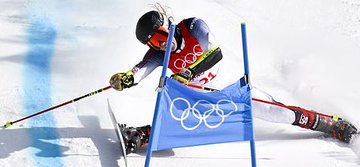 Cổ chân của nữ VĐV trượt tuyết bẻ gập 90 độ sau tai nạn nghiêm trọng ở Olympic - Ảnh 2.