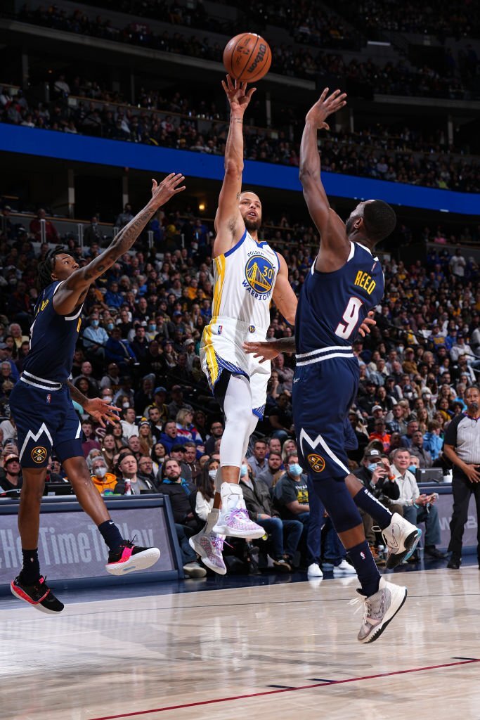 Stephen Curry đạt cột mốc 20 ngàn điểm trong ngày thắng lợi Denver Nuggets - Ảnh 1.