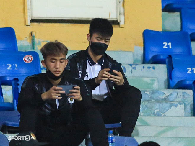 Cật nhật Hà Nội vs TP.HCM: Thành Chung đeo băng đội trưởng, đối đầu với thủ môn Bùi Tiến Dũng - Ảnh 1.