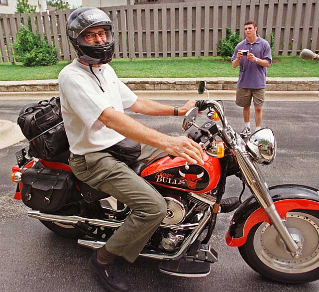 Bất mãn với đội bóng vì đãi ngộ thấp, Dennis Rodman mua Harley Davidson &quot;độ&quot; để tặng thầy  - Ảnh 2.