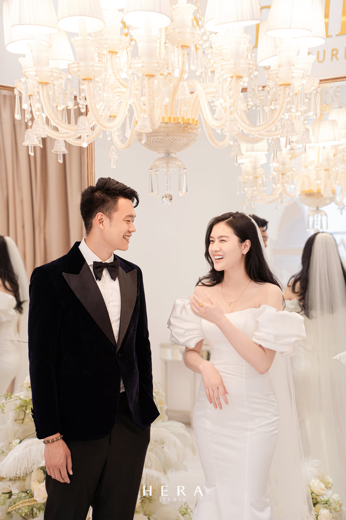 Thành Chung phong độ ngời ngời ở hậu trường chụp ảnh cưới, cười tít bên cô  dâu xinh