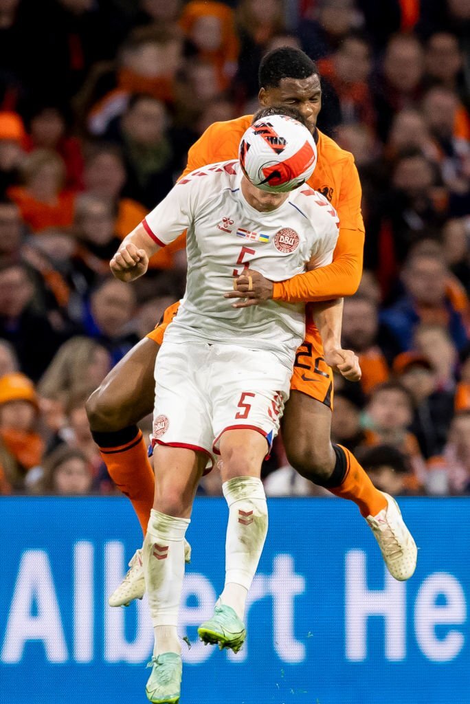 2 tuyển thủ Đan Mạch đổ máu đầu vì va chạm với cầu thủ Hà Lan - Ảnh 4.