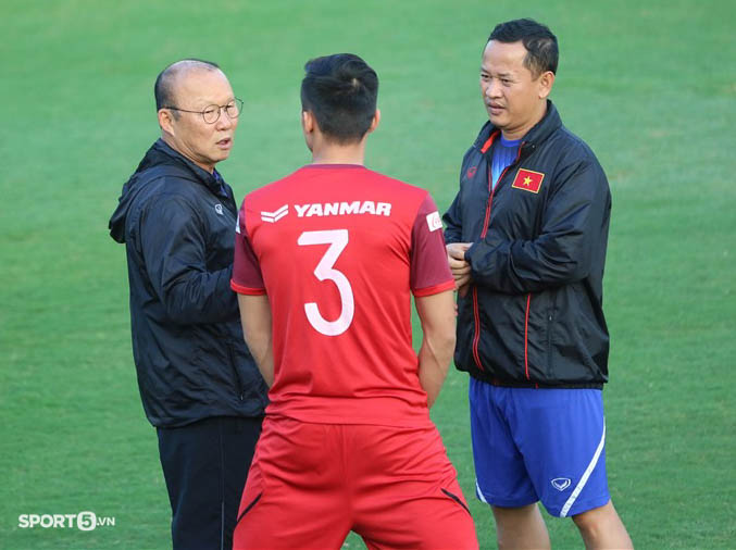 Trợ lý Lê Huy Khoa không thể về nước cùng đội tuyển Việt Nam - Ảnh 1.