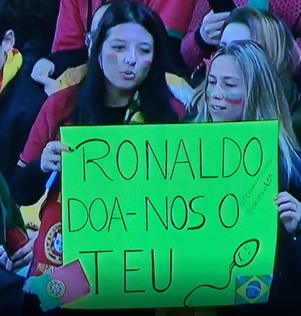 Fan nữ Bồ Đào Nha xin... giống của Ronaldo - Ảnh 1.