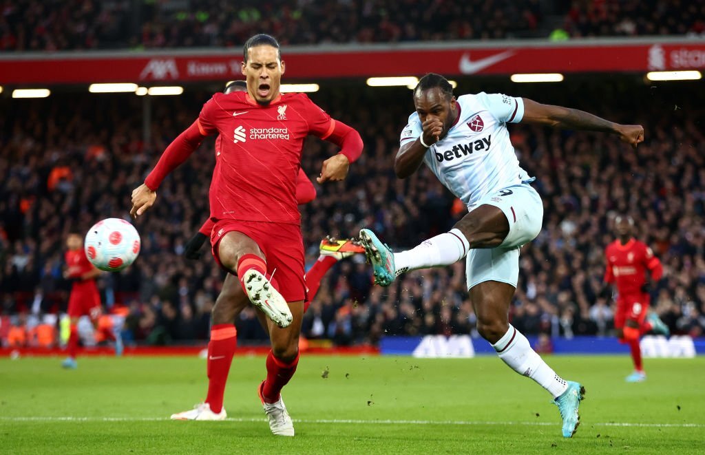 Liverpool chật vật trả nợ, đẩy derby Manchester đến sát mép núi lửa - Ảnh 3.