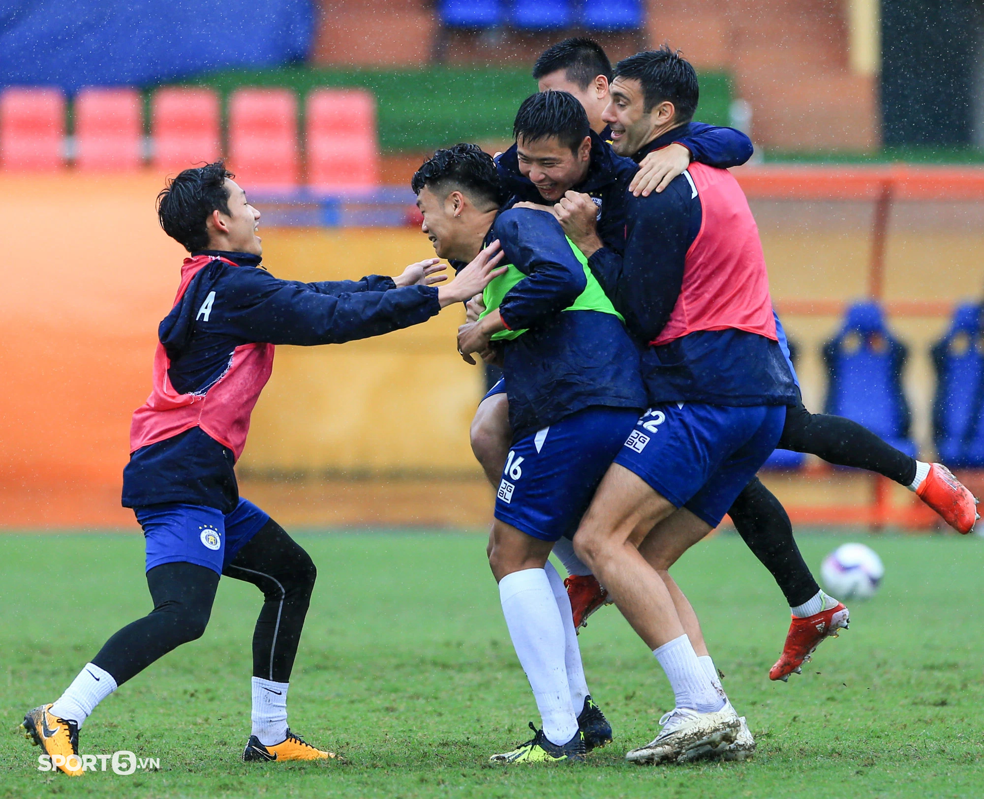 Quang Hải cõng đàn anh, tập dưới mưa chuẩn bị cho trận đấu cuối ở Hà Nội FC - Ảnh 6.