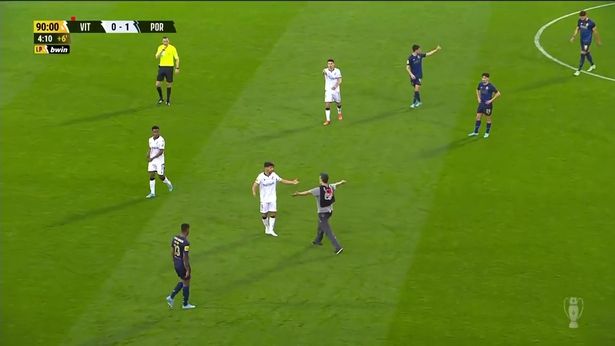 CĐV trận Porto lao vào sân hành hung cầu thủ - Ảnh 1.