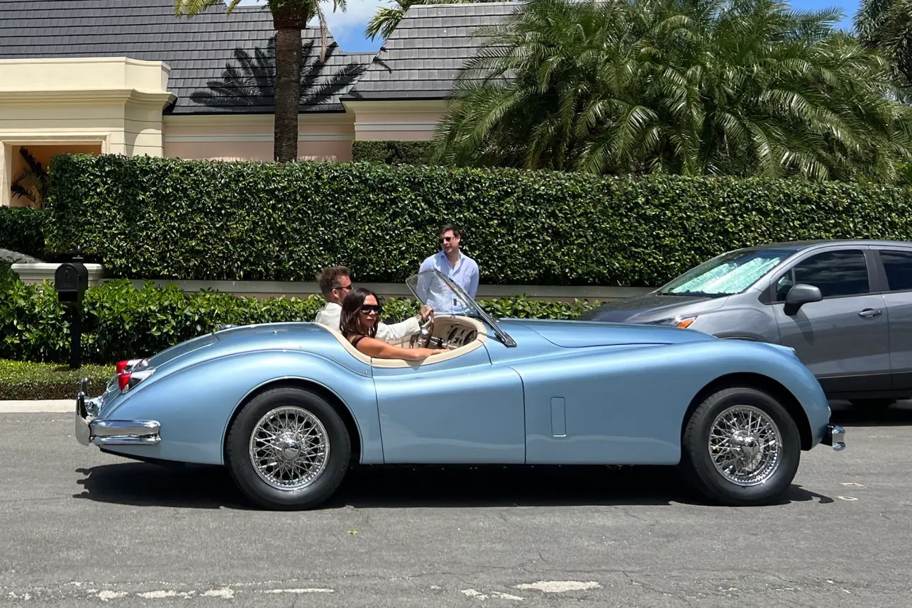 Tiệc sáng khép lại siêu đám cưới: Brooklyn Beckham âu yếm vợ tài phiệt sexy với bàn tay hư, David tặng quý tử xe Jaguar 11,4 tỷ - Ảnh 8.