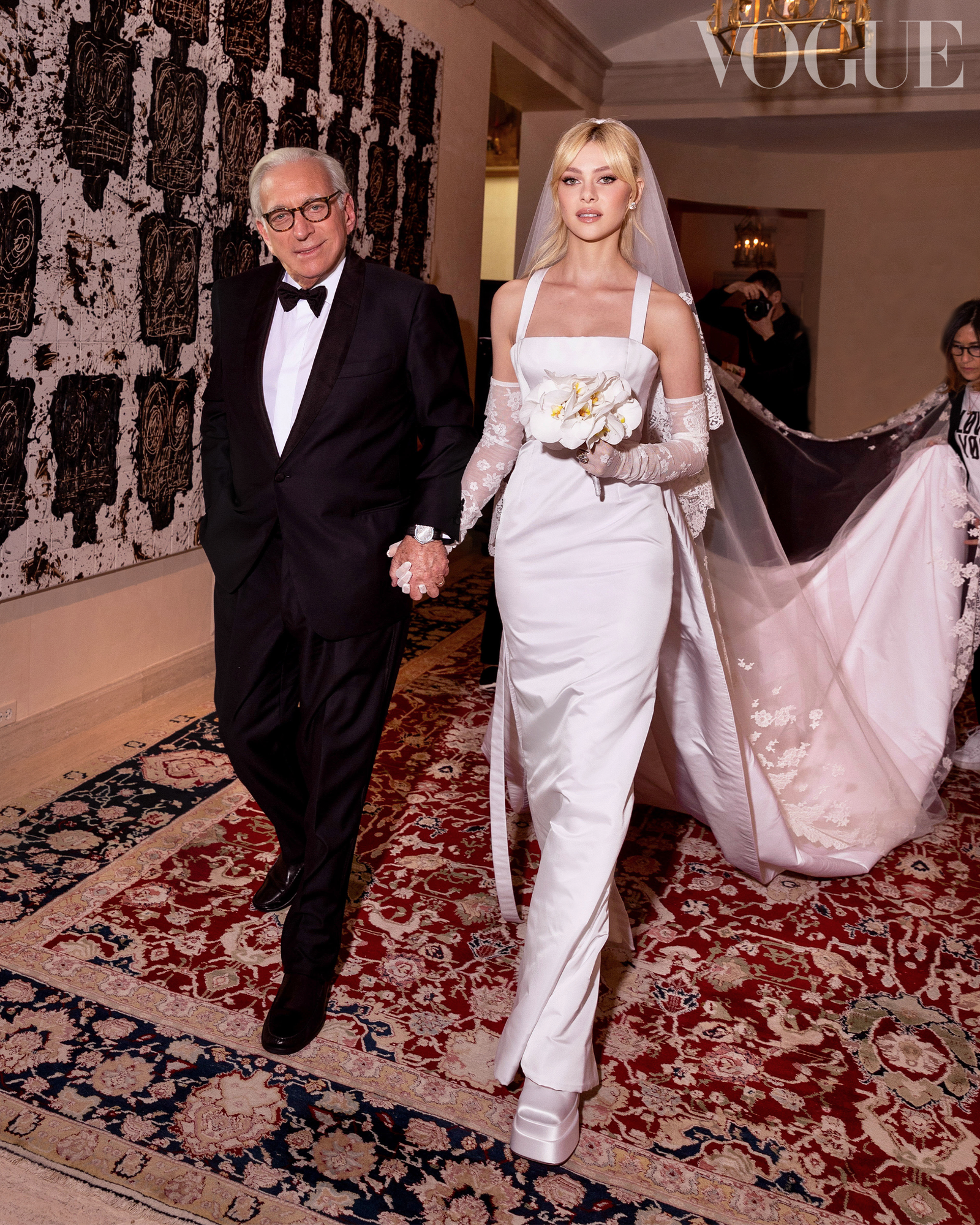 Ngất lịm trước váy cưới của con dâu tỷ phú nhà Beckham, lễ phục của chú rể cũng có điểm đặc biệt ít ai ngờ - Ảnh 4.