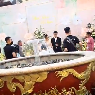 Cập nhật đám cưới Thành Chung và Tố Uyên hôm nay: Bạn gái Văn Hậu xinh đẹp đến dự - Ảnh 2.