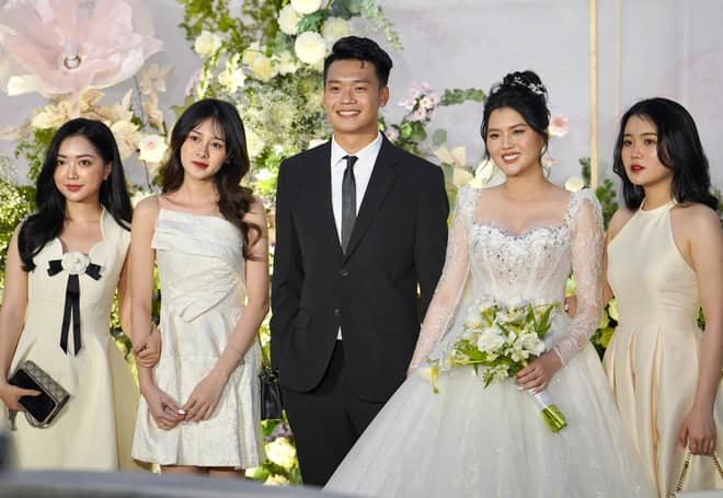 Loạt ảnh cực hiếm được chụp tại đám cưới của trung vệ Thành Chung: Văn Hậu và tình cũ cùng góp mặt - Ảnh 2.