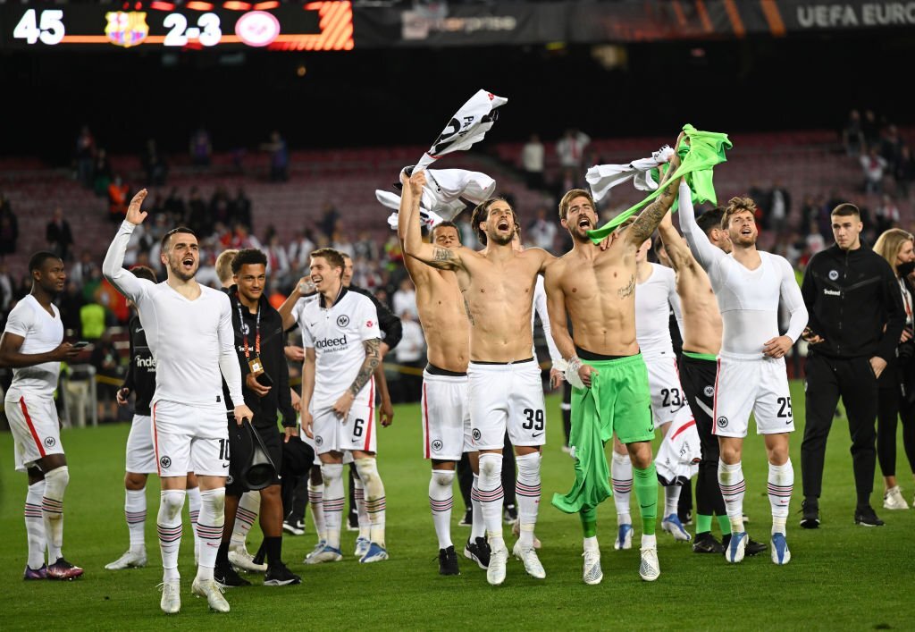 Nam thần Kevin Trapp say đắm khóa môi bạn gái siêu mẫu sau chiến tích loại Barcelona - Ảnh 4.