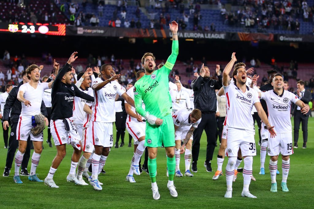 Nam thần Kevin Trapp say đắm khóa môi bạn gái siêu mẫu sau chiến tích loại Barcelona - Ảnh 1.