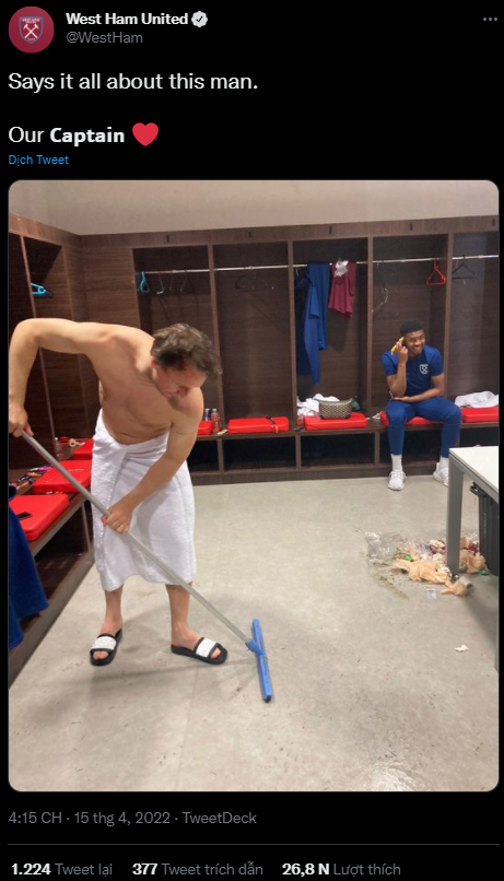 Đội trưởng West Ham khóc nghẹn rồi cởi trần quét phòng thay đồ sau trận thắng tưng bừng trước Lyon - Ảnh 2.