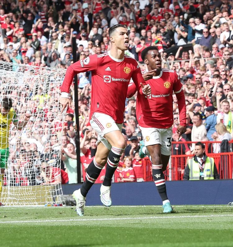 Ronaldo pocketed more than 25 billion dong after scoring a hat-trick to help MU win against Norwich - Photo 1.