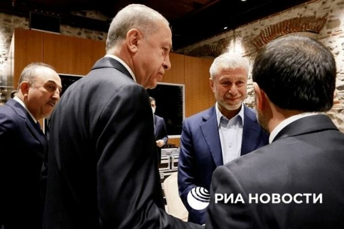 Truyền thông Thổ Nhĩ Kỳ: Ông Abramovich mất thị lực sau cuộc đàm phán hoà bình Nga - Ukraine - Ảnh 1.