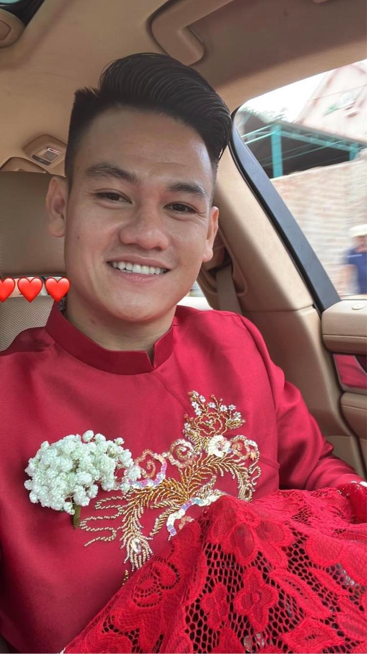 The Vietnamese football player smiled brightly and went to welcome the bride Pham Hieu - Photo 1.