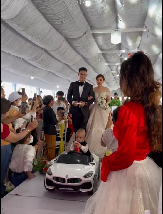 Bé trai đặc biệt xuất hiện trong lễ cưới của hậu vệ Hồ Tấn Tài - Ảnh 1.