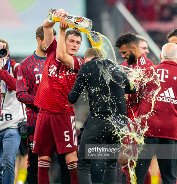 Mueller cho đồng đội cũ Schweinsteiger ướt như &quot;chuột lột&quot; trong ngày Bayern đăng quang - Ảnh 3.