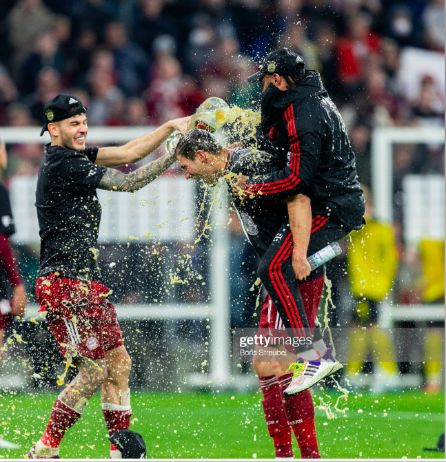 Mueller cho đồng đội cũ Schweinsteiger ướt như &quot;chuột lột&quot; trong ngày Bayern đăng quang - Ảnh 7.
