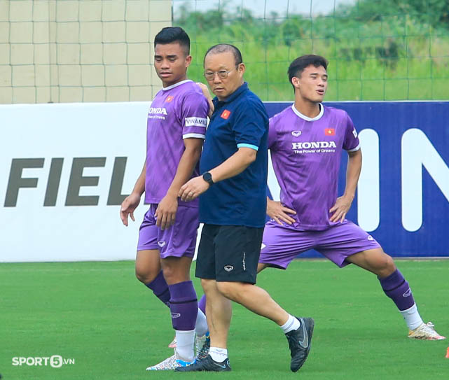 HLV Park Hang-seo túm áo Hồ Thanh Minh đi bắt tay với Bùi Hoàng Việt Anh - Ảnh 2.