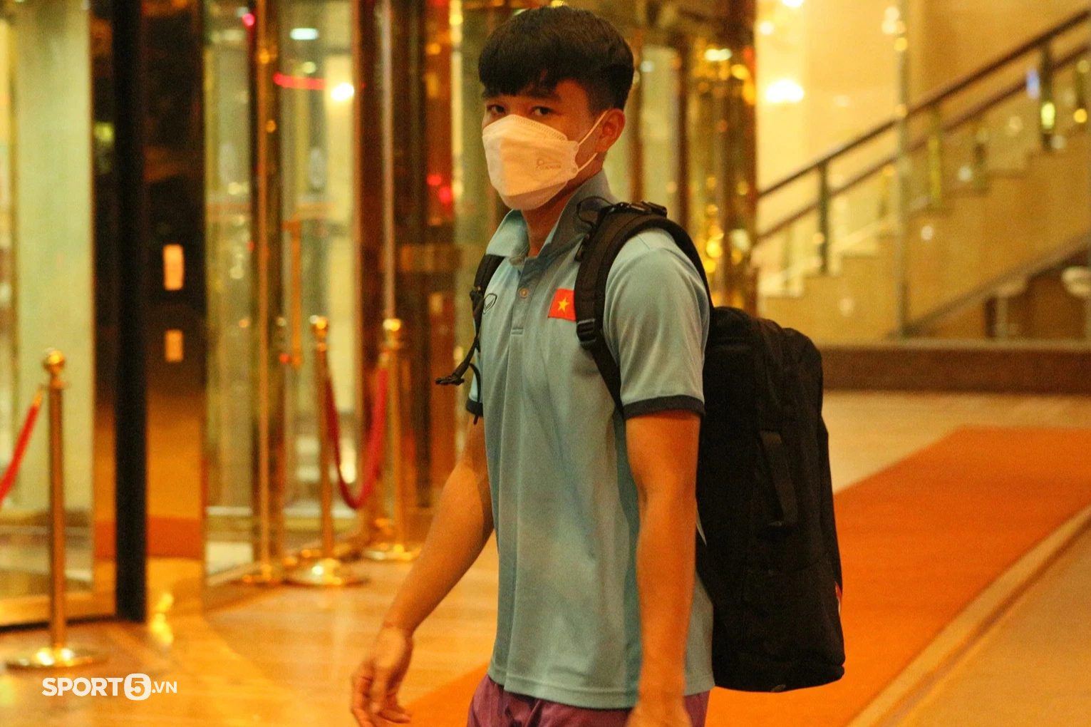 U23 Việt Nam trở về khách sạn với dáng vẻ mệt mỏi sau buổi tập luyện ngày 25/4 - Ảnh 8.
