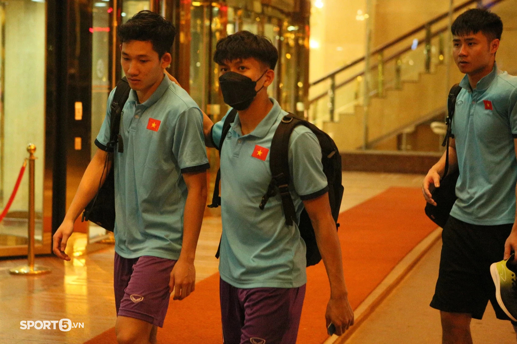 U23 Việt Nam trở về khách sạn với dáng vẻ mệt mỏi sau buổi tập luyện ngày 25/4 - Ảnh 2.