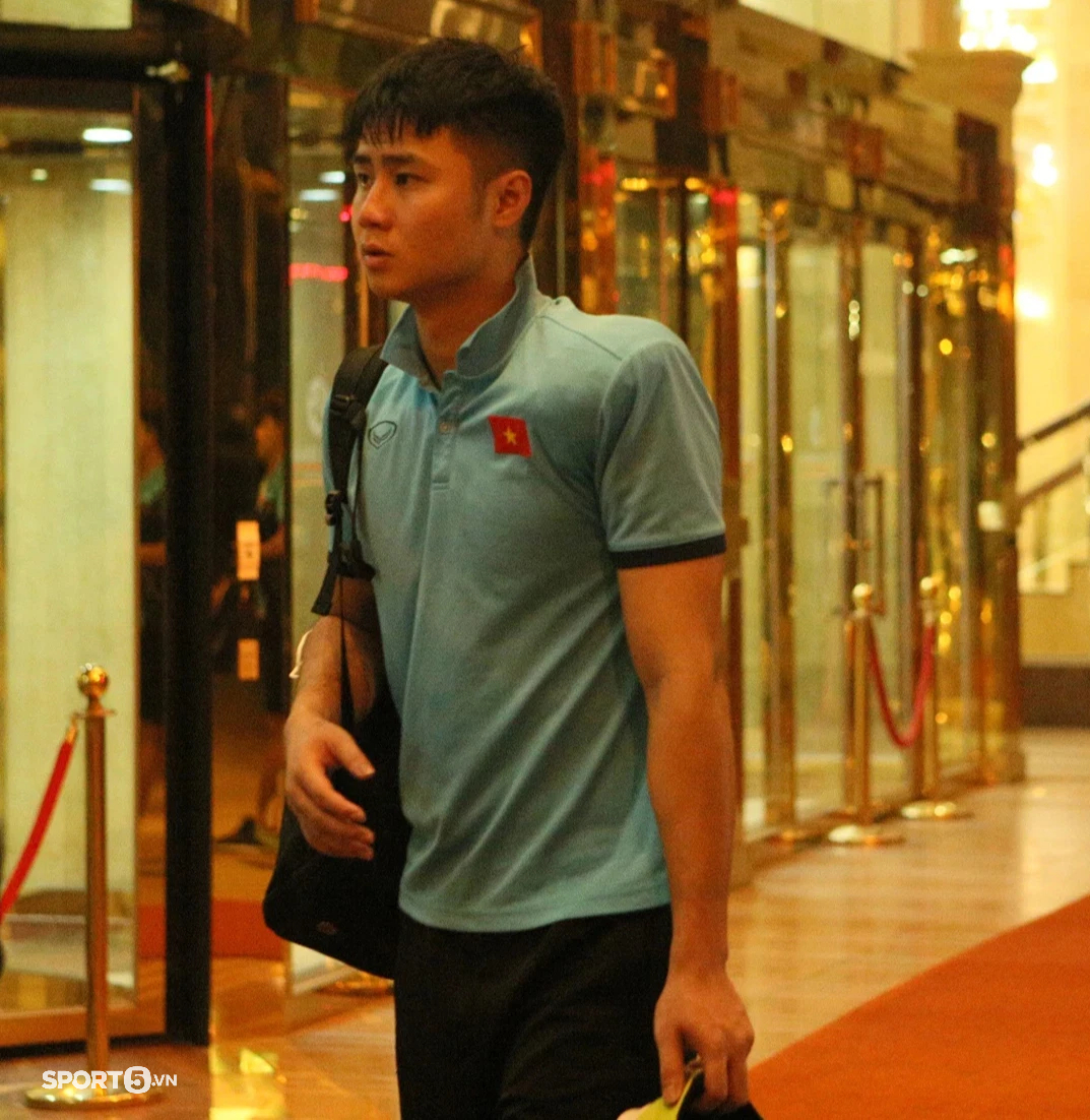 U23 Việt Nam trở về khách sạn với dáng vẻ mệt mỏi sau buổi tập luyện ngày 25/4 - Ảnh 4.