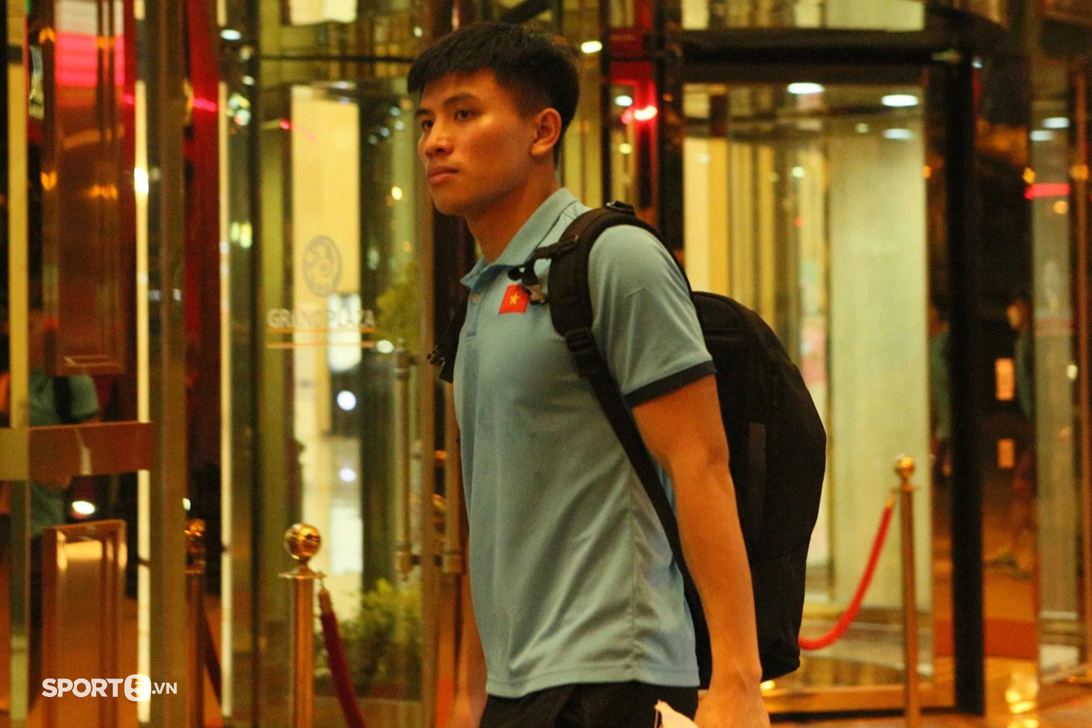 U23 Việt Nam trở về khách sạn với dáng vẻ mệt mỏi sau buổi tập luyện ngày 25/4 - Ảnh 9.