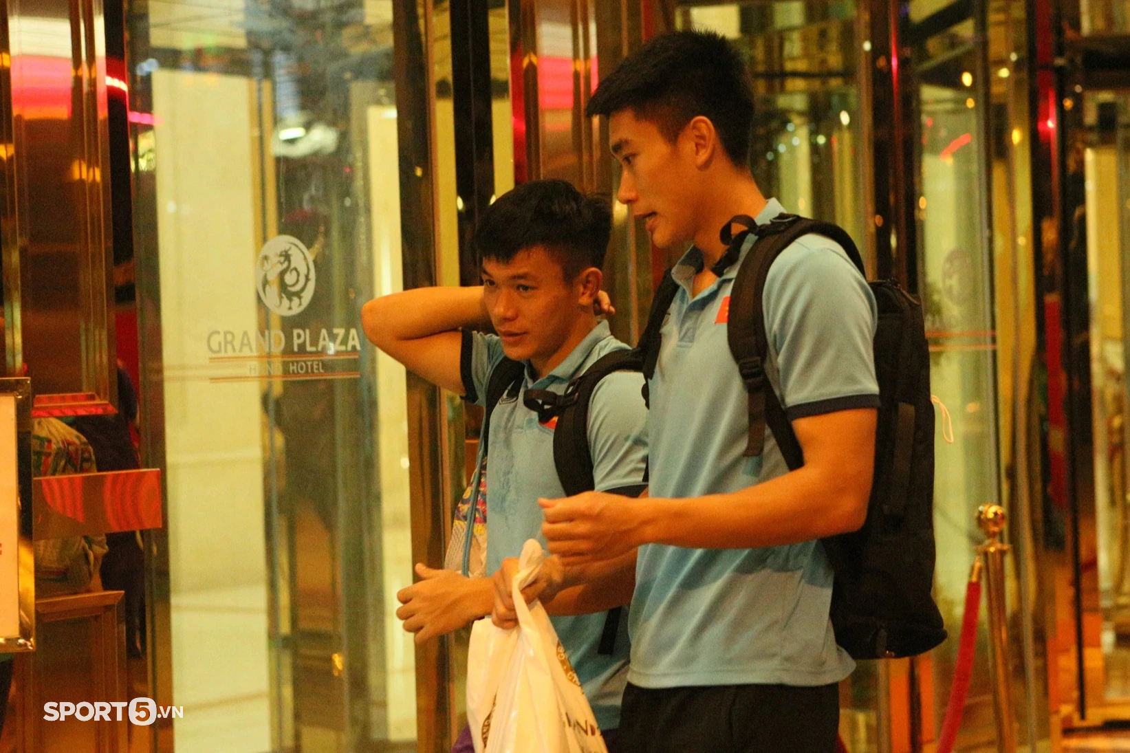 U23 Việt Nam trở về khách sạn với dáng vẻ mệt mỏi sau buổi tập luyện ngày 25/4 - Ảnh 5.