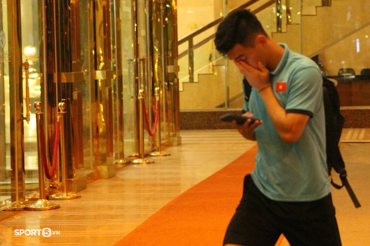 U23 Việt Nam trở về khách sạn với dáng vẻ mệt mỏi sau buổi tập luyện ngày 25/4 - Ảnh 3.