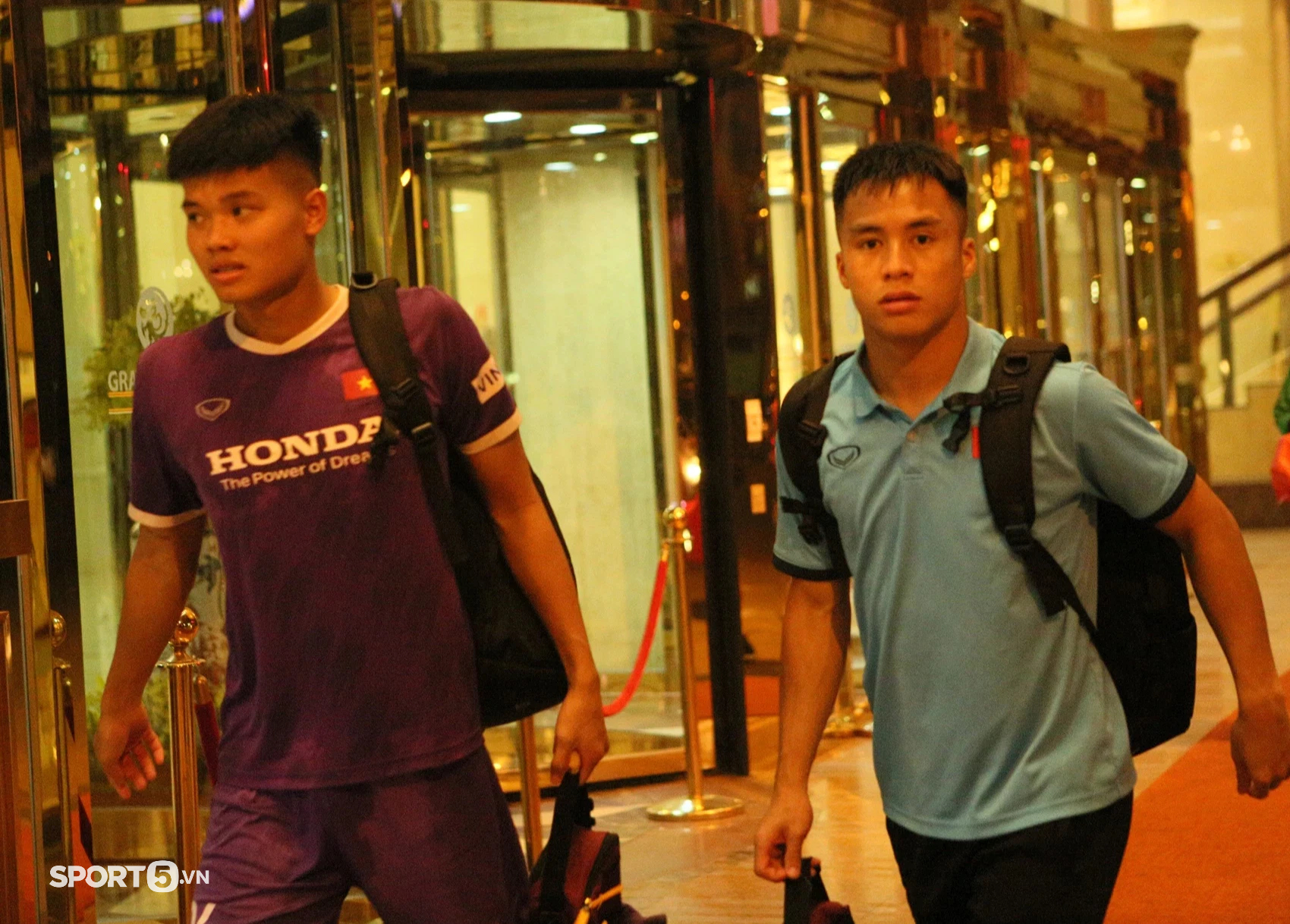 U23 Việt Nam trở về khách sạn với dáng vẻ mệt mỏi sau buổi tập luyện ngày 25/4 - Ảnh 6.