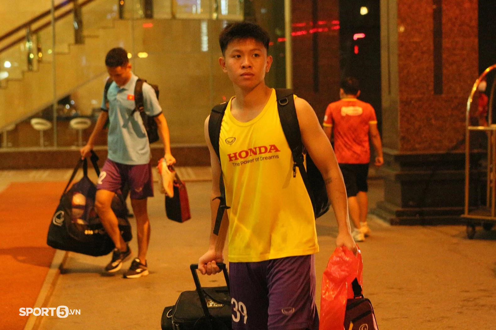 U23 Việt Nam trở về khách sạn với dáng vẻ mệt mỏi sau buổi tập luyện ngày 25/4 - Ảnh 7.