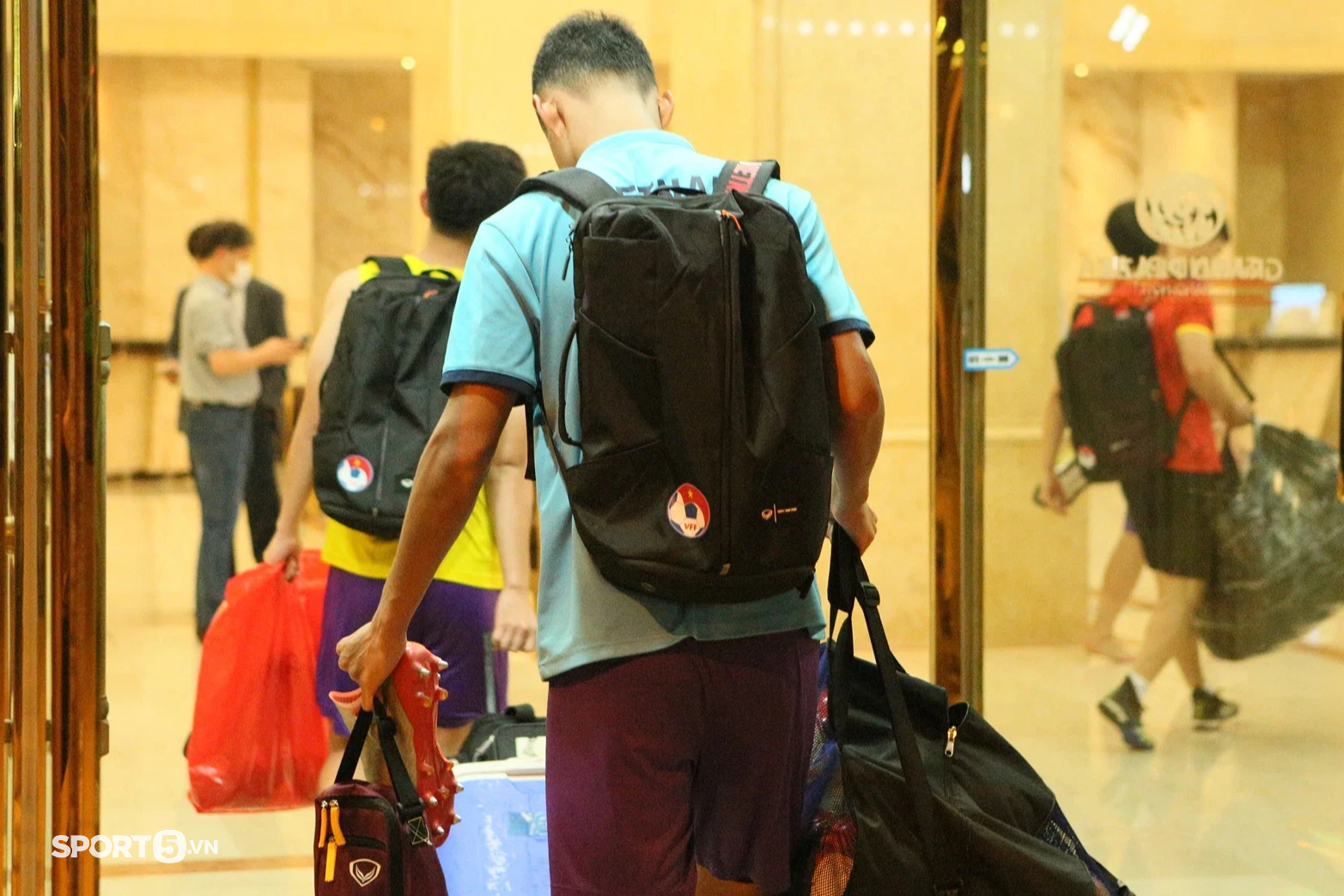 U23 Việt Nam trở về khách sạn với dáng vẻ mệt mỏi sau buổi tập luyện ngày 25/4 - Ảnh 10.