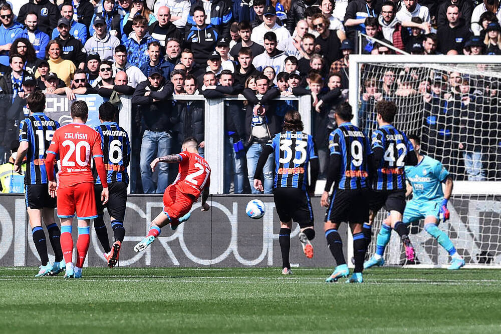 Insigne thăng hoa giúp Napoli thắng Atalanta ngay trên sân khách