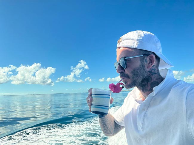 David Beckham thoải mái thư giãn trên du thuyền trị giá 150 tỷ trước ngày cưới của cậu cả Brooklyn với ái nữ nhà tỷ phú - Ảnh 1.