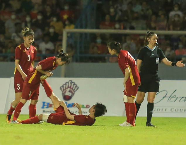 Nguyễn Thị Tuyết Dung hai lần đi bóng kỹ thuật khiến cầu thủ Philippines vất vả đuổi theo - Ảnh 6.