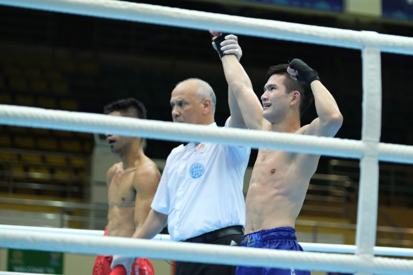 Kick boxing SEA Games 31: Nguyễn Quang Huy thắng đậm trên sân nhà - Ảnh 1.