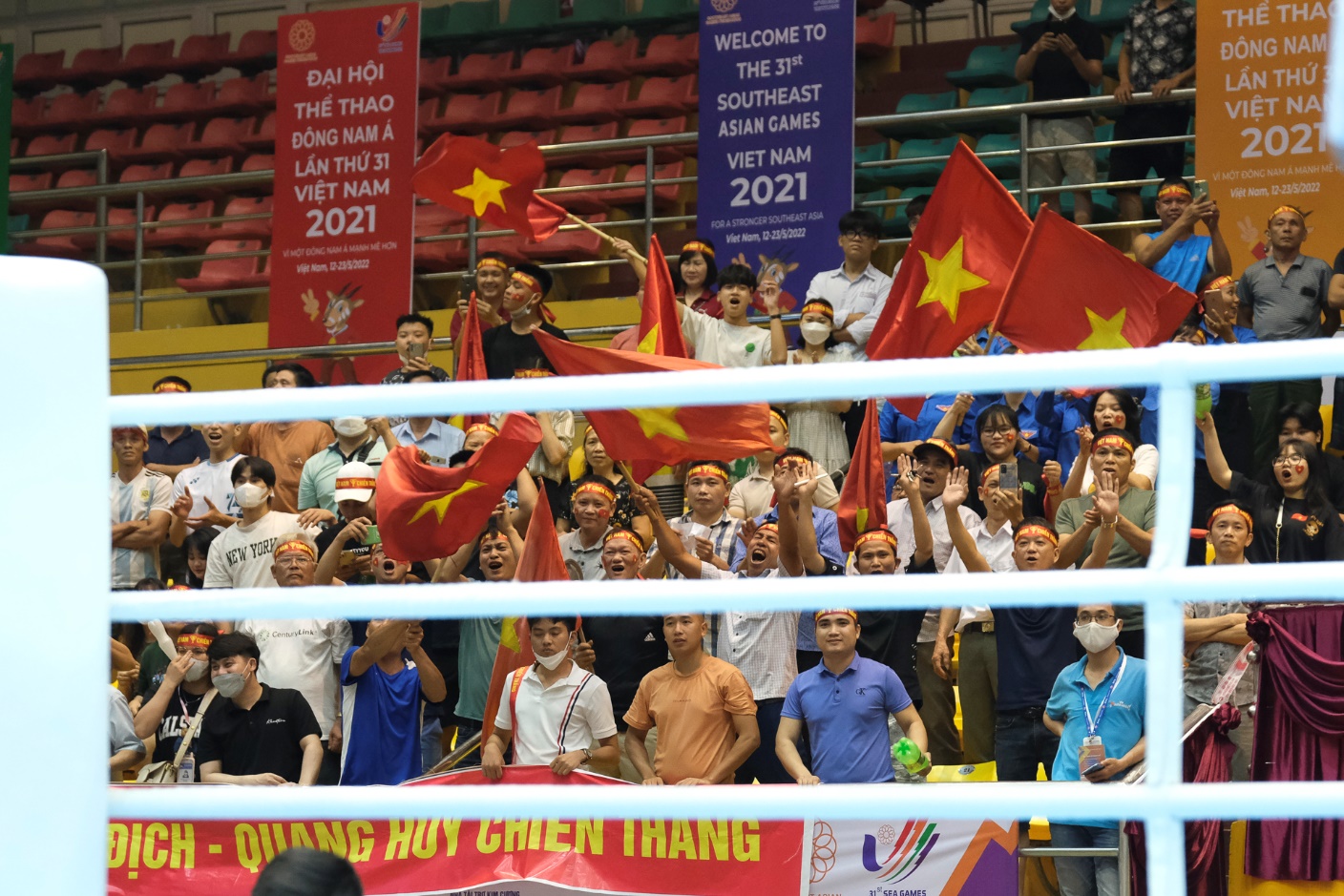 Khán đài nhà thi đấu Bắc Ninh liên tục hô vang &quot;Việt Nam&quot; với mỗi đòn trúng đích của Quang Huy