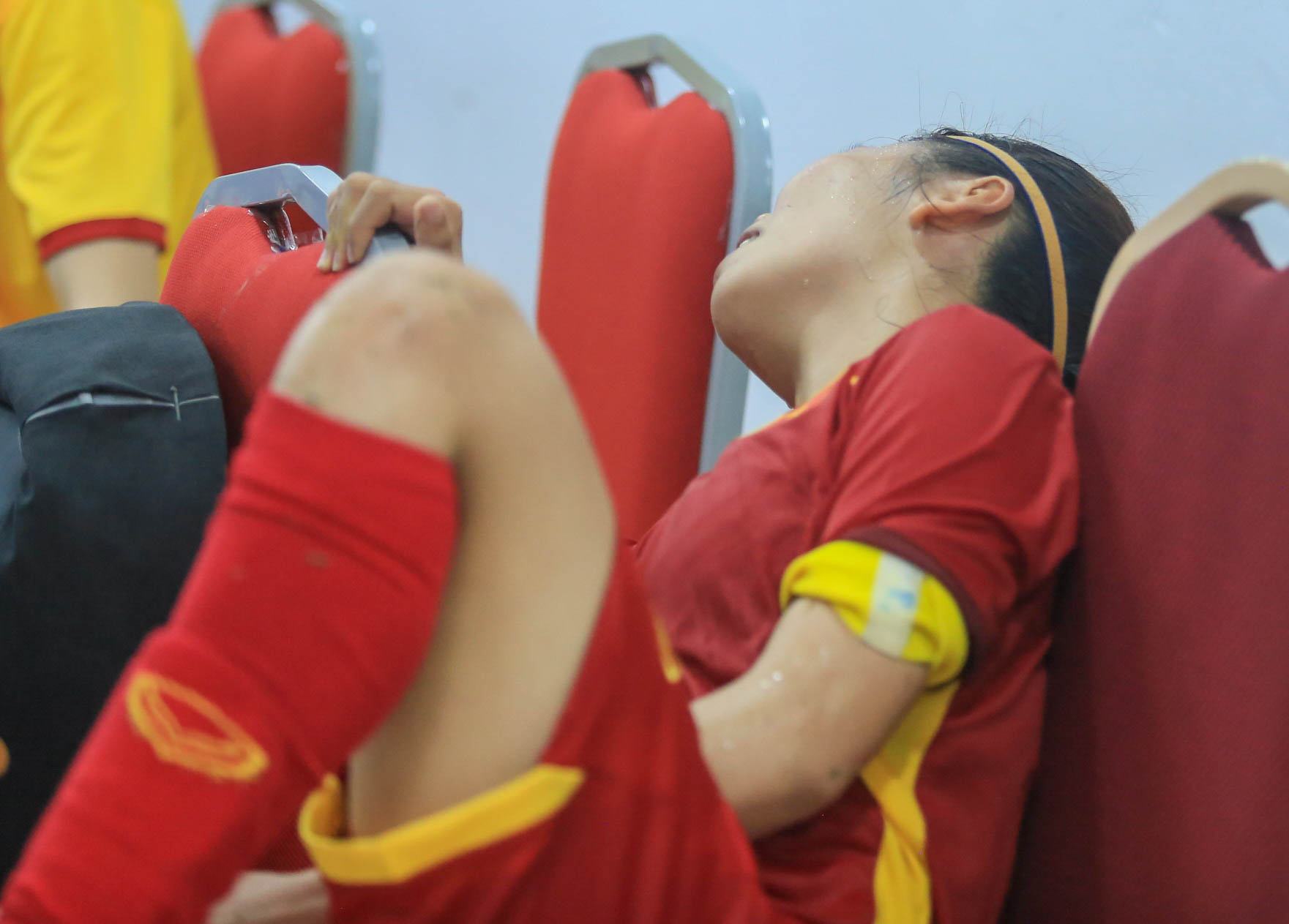 Những khoảnh khắc xúc động phía sau tinh thần thi đấu quật cường của đội tuyển nữ Việt Nam - Ảnh 4.