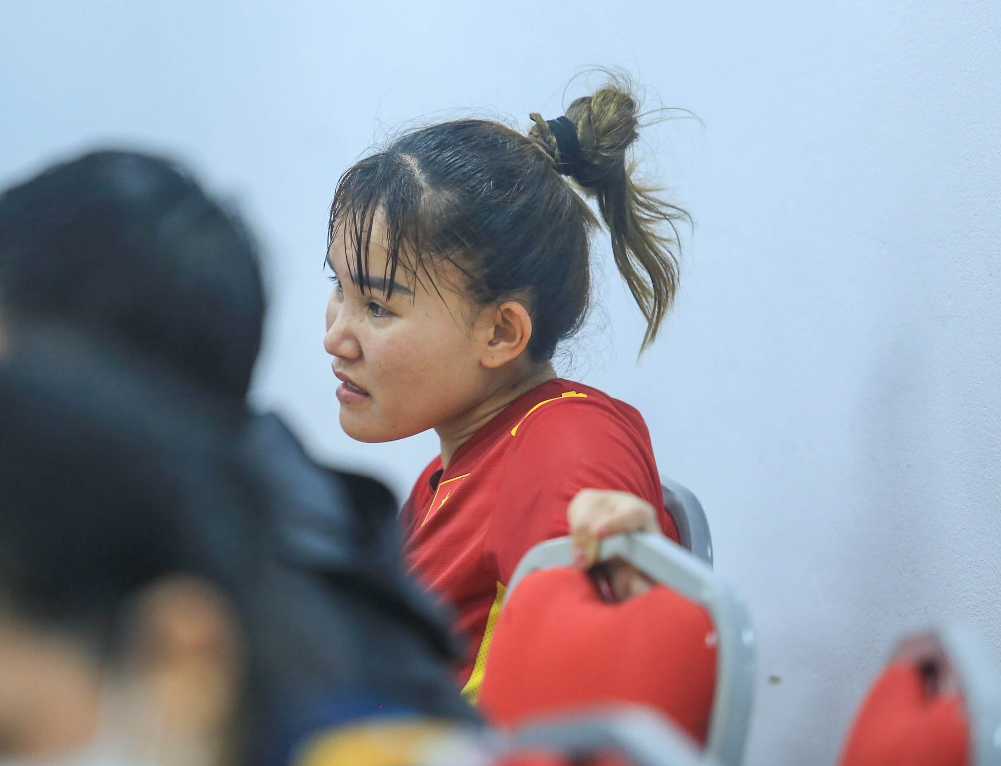 Những khoảnh khắc xúc động phía sau tinh thần thi đấu quật cường của đội tuyển nữ Việt Nam - Ảnh 6.