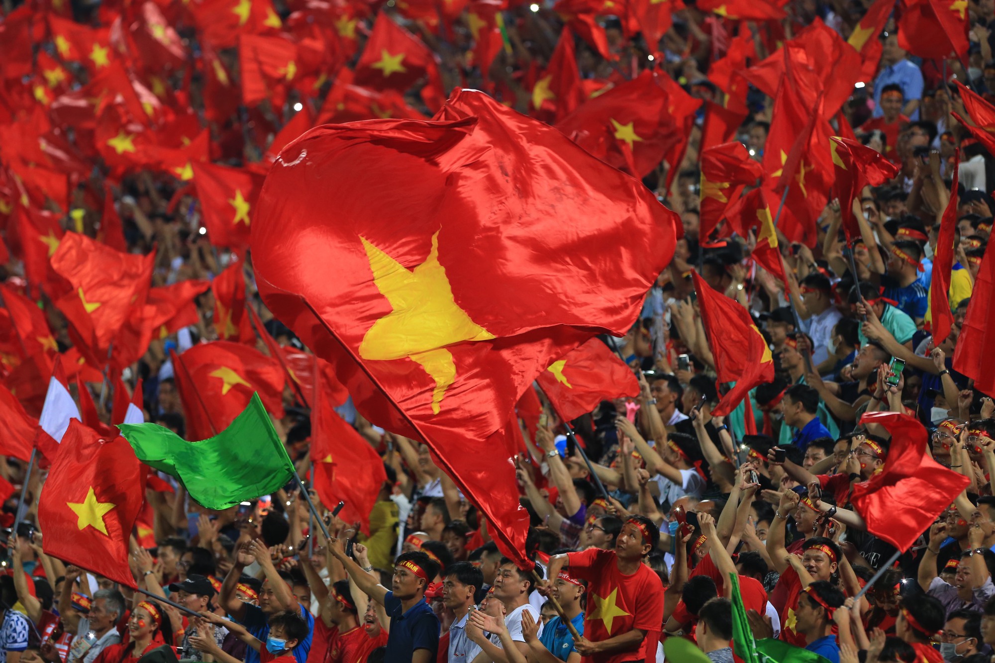 Khoảnh khắc đẹp: Đỗ Hùng Dũng ăn mừng cuồng nhiệt khi ghi bàn mở toang cánh cửa vào bán kết cho U23 Việt Nam - Ảnh 6.