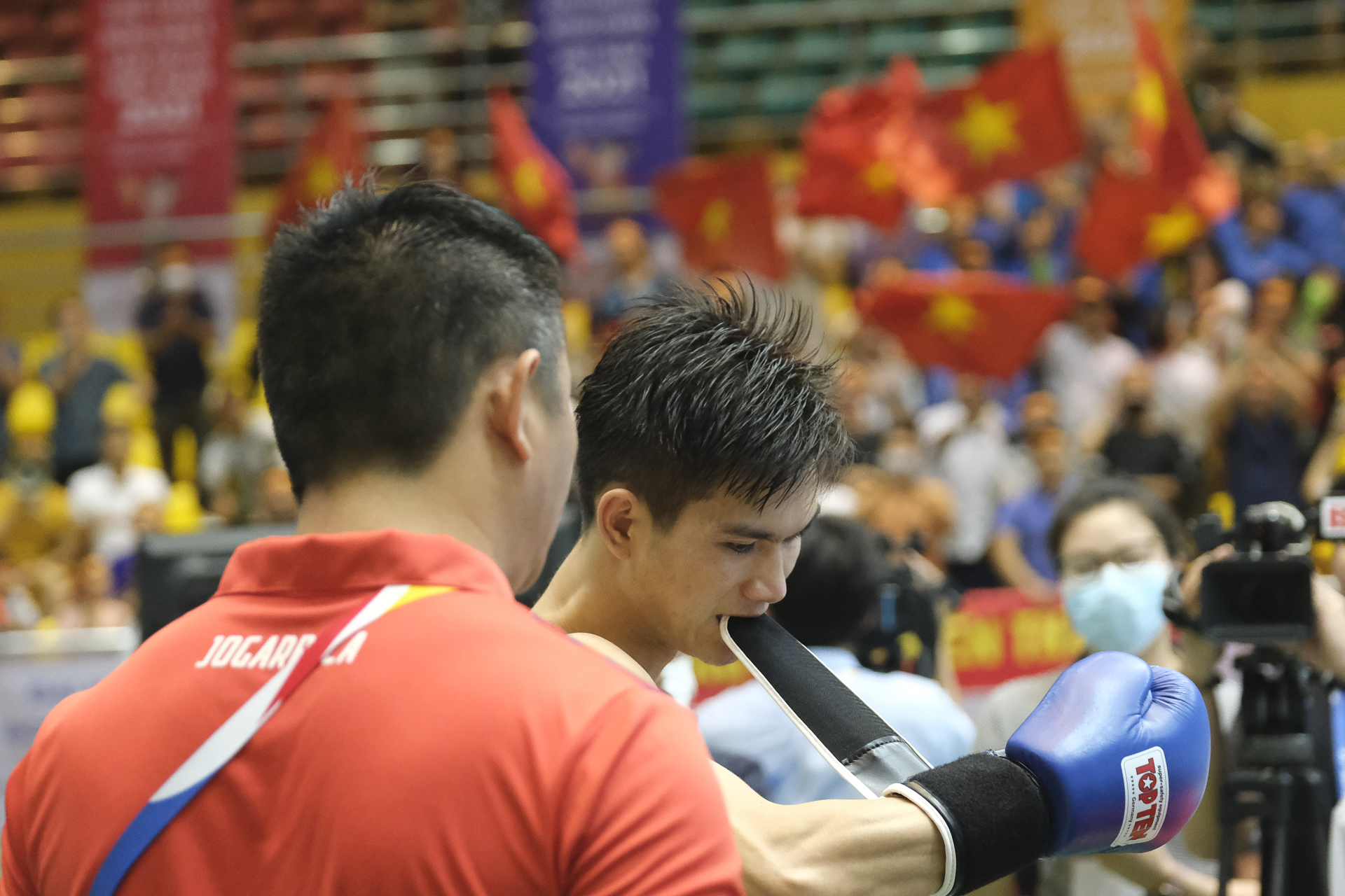 Nguyễn Quang Huy đeo găng trước khi thượng đài trận bán kết hạng cân 60kg low kick với sự cổ vũ cuồng nhiệt từ khán đài