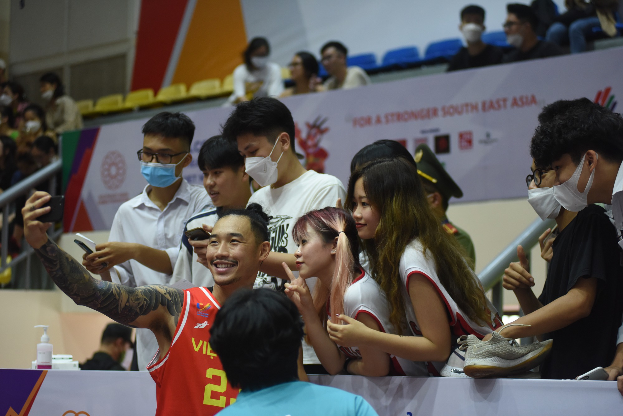 Bóng rổ SEA Games 31: NTĐ Thanh Trì rực cháy với màn trình diễn của Đội tuyển Việt Nam - Ảnh 1.